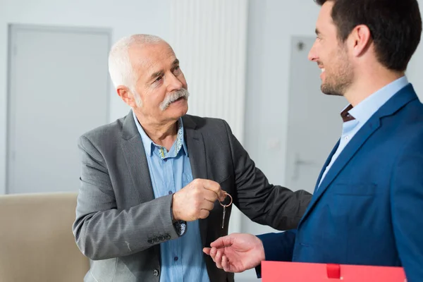 Fastighetsmäklare Som Ger Nycklarna Till Fastighetsägaren — Stockfoto