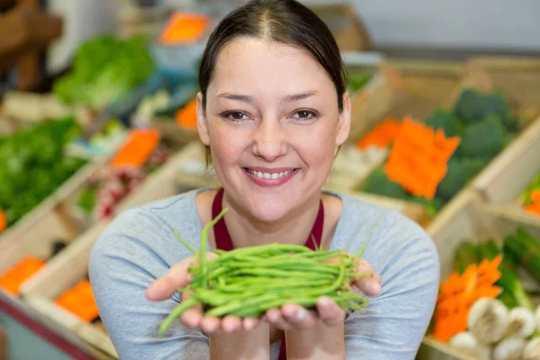 Meyve Dükkanında Yeşillik Gösteren Genç Pozitif Kadın Portresi — Stok fotoğraf