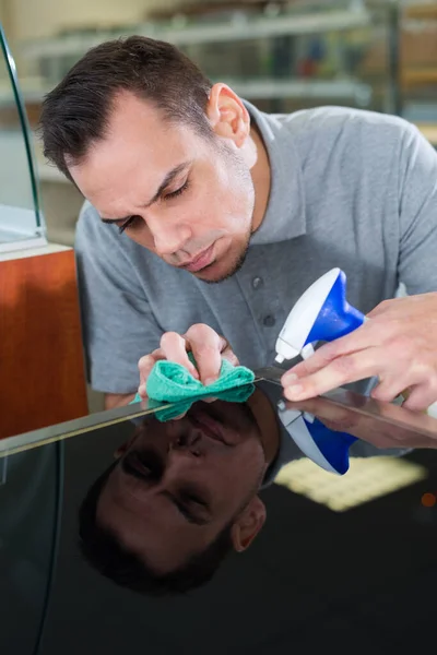 Janitor Limpeza Cozinha Com Spray Esponja — Fotografia de Stock