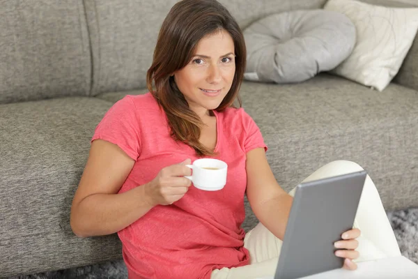 Frau Benutzt Tablet Café — Stockfoto