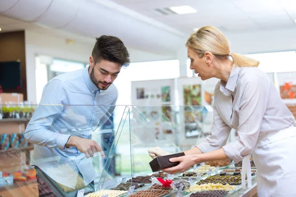 Het Kiezen Van Snoep Glimlachen Tijdens Het Winkelen Supermarkt — Stockfoto