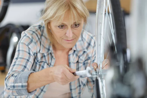 修理轮子的女人 — 图库照片