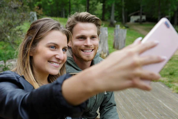 Lyckliga Unga Par Parken Gör Selfie — Stockfoto