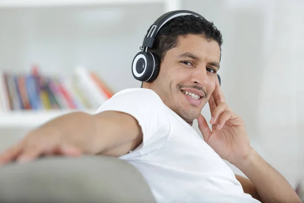 Hombre Escuchando Música —  Fotos de Stock