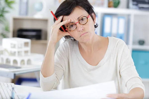 Mujer Preocupada Leyendo Malas Noticias Una Carta —  Fotos de Stock