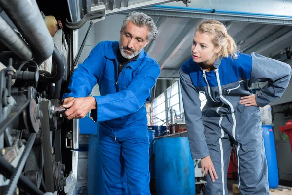 Femme Homme Dans Atelier Réparation Autobus — Photo