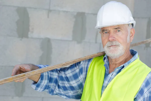 Reifer Tischler Mit Holzdielen — Stockfoto