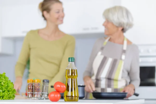 Moeder Dochter Koken Samen — Stockfoto