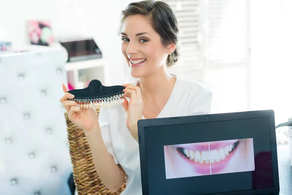 Dentista Che Mostra Una Protesi Bianca — Foto Stock