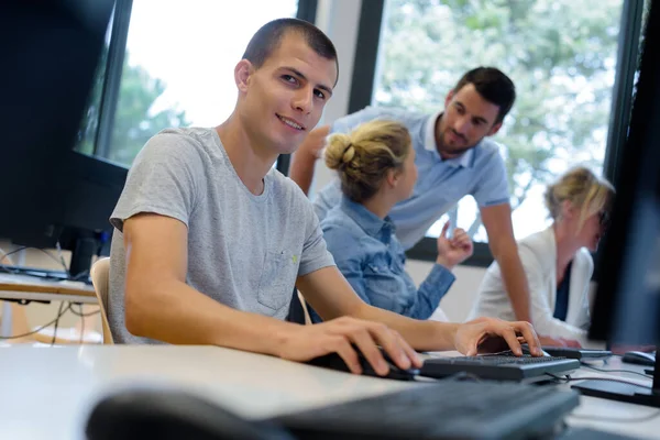 Gruppe Junger Menschen Kaufmännischer Ausbildung — Stockfoto