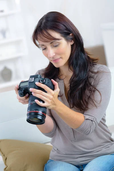 Glückliche Frau Überprüft Fotos Vor Der Kamera Während Sie Auf — Stockfoto