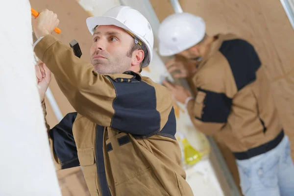 Bauarbeiter Mit Hammer Und Meißel Auf Baustelle — Stockfoto