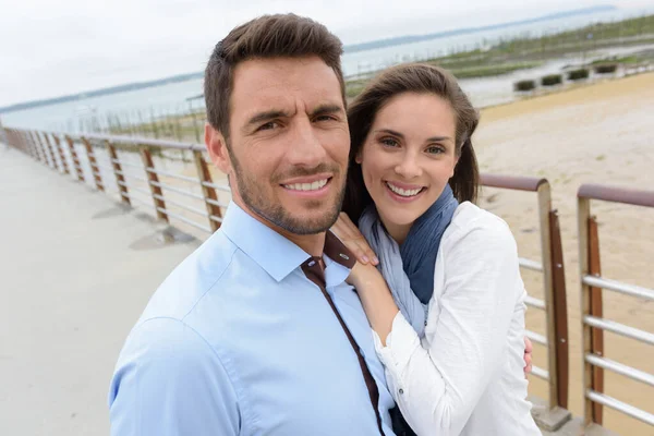 Ein Glückliches Paar Auf Der Seebrücke — Stockfoto