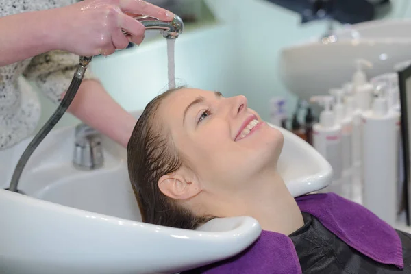 Schattig Vrouw Het Hebben Van Haar Haar Gewassen Salon — Stockfoto