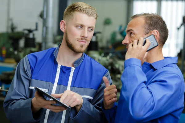 Twee Zelfverzekerde Monteurs Aan Het Werk Een Werkplaats — Stockfoto