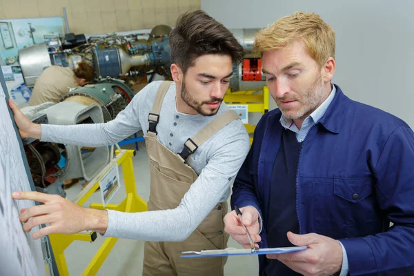 Dos Modernos Ingenieros Aviones Que Leen Información Sobre Portapapeles —  Fotos de Stock