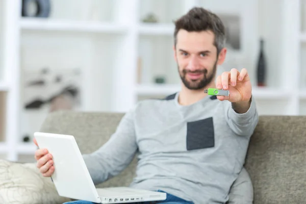 Bello Giovane Uomo Mostrando Usb — Foto Stock