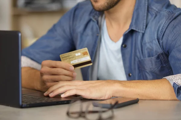 Homem Que Paga Com Cartão Crédito Telefone Inteligente Casa — Fotografia de Stock