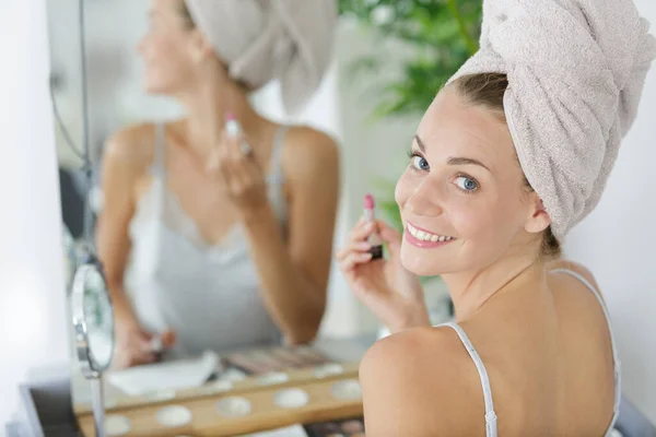 Mulher Bonita Roupão Banho Aplicando Blush Seu Rosto — Fotografia de Stock
