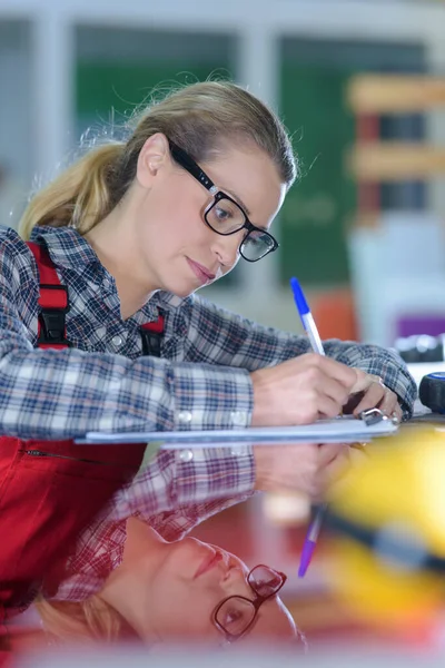 Trabajadora Manual Mujeres Que Escribe Portapeles Superficie Reflexiva — Foto de Stock