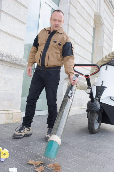 Άνθρωπος Που Χρησιμοποιεί Μηχανή Αναρρόφησης Για Καθαρίσει Δρόμους Της Πόλης — Φωτογραφία Αρχείου