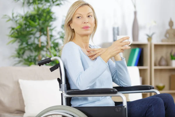 Žena Invalidním Vozíku Doma — Stock fotografie
