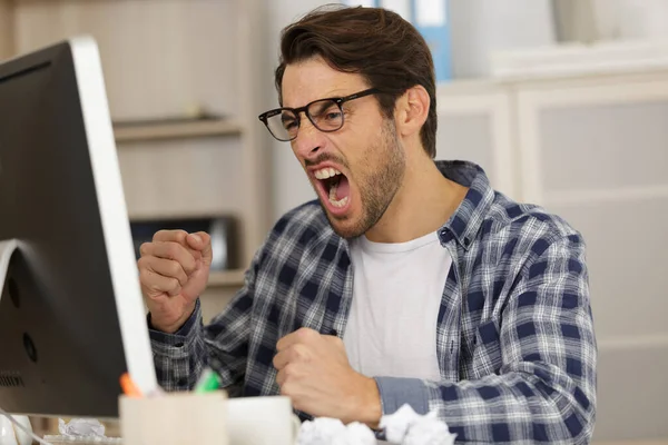 Mann Brüllt Wütend Auf Seinen Computer — Stockfoto