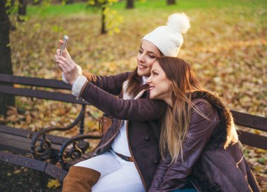 İki şık genç kadın bir selfie alarak