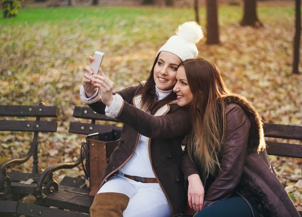 두 매력적인 유행 여자는 selfie를 복용 — 스톡 사진