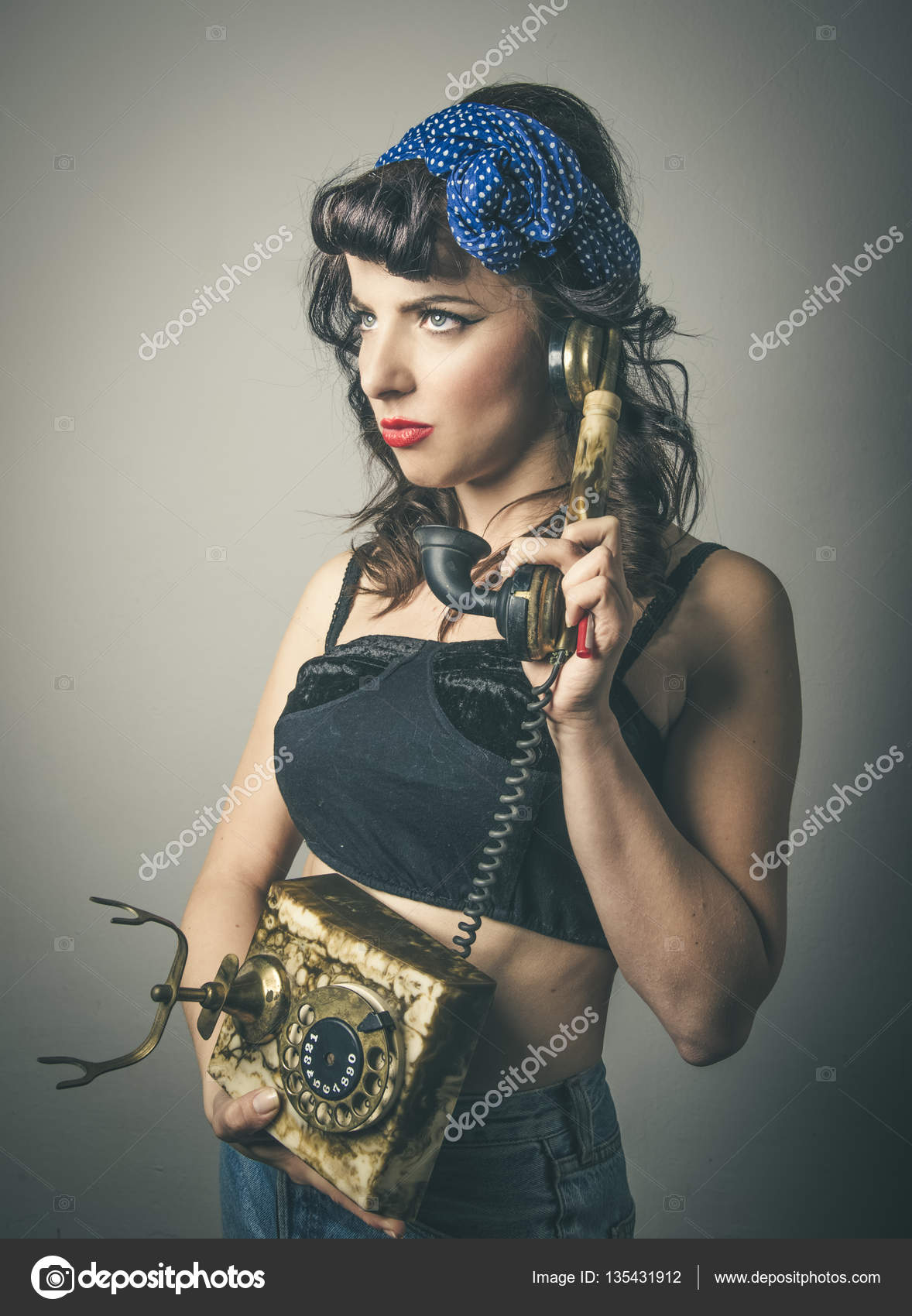 Mode femme en vêtements vintage avec téléphone \u2014 Photo