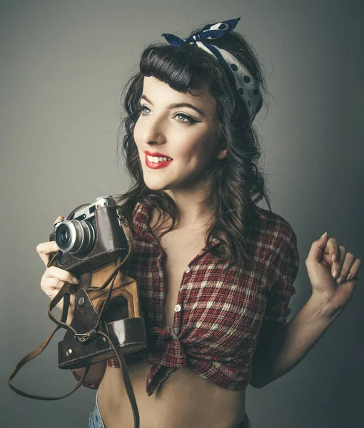 Trendy vrouw in 60s top met retro camera — Stockfoto