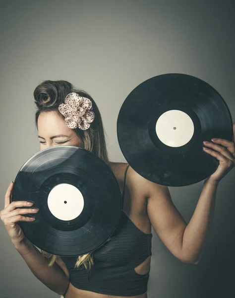 Modische Frau mit zwei Schallplatten — Stockfoto