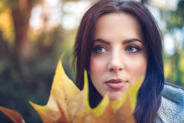 Mujer joven reflexiva en el bosque de otoño — Foto de Stock
