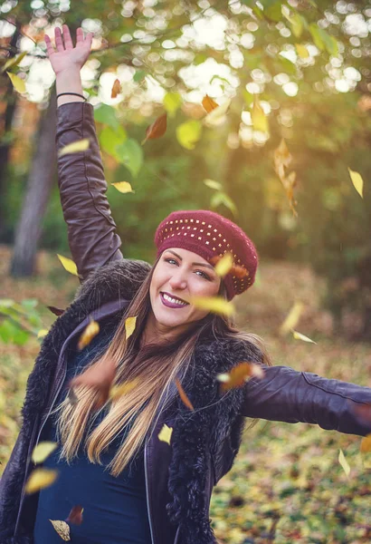 Mooie jonge vrouw viert de val seizoen Stockfoto