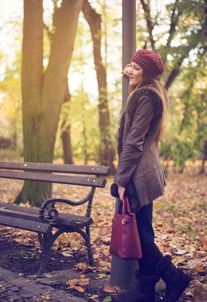Mujer joven con estilo en un parque de otoño — Foto de Stock