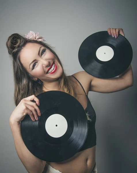 Smějící se retro pin se dívka drží vinylových desek Royalty Free Stock Obrázky