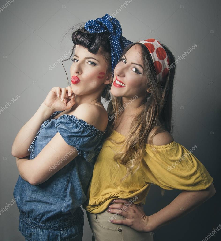 Dos amigas jóvenes felices con ropa retro — Foto de stock