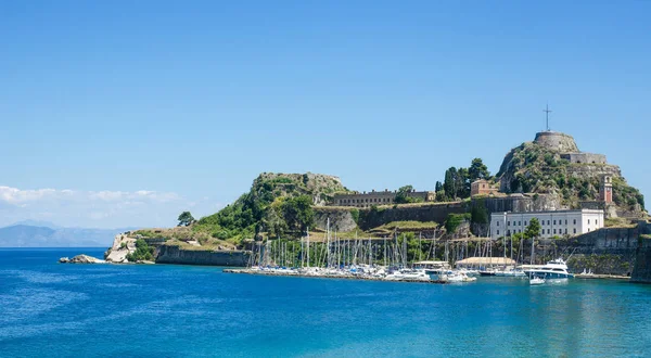 Blått hav och båtar förtöjda nära castle — Stockfoto