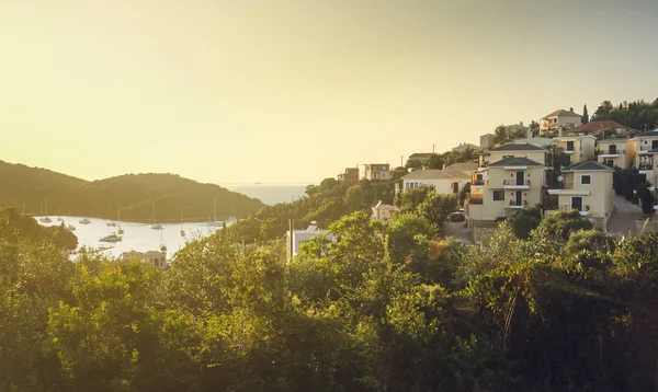 Landskap syn på havet semesterort i varmt ljus — Stockfoto