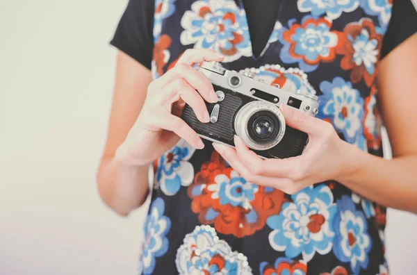 Mujer manos con cámara de fotos vintage — Foto de Stock