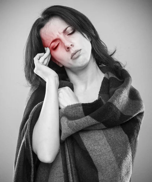 Kranke Frau Kopfschmerzen schwarz-weißes Konzept lizenzfreie Stockbilder