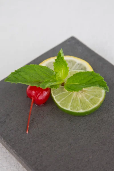 Mint and lemon slices garnish — Stock Photo, Image