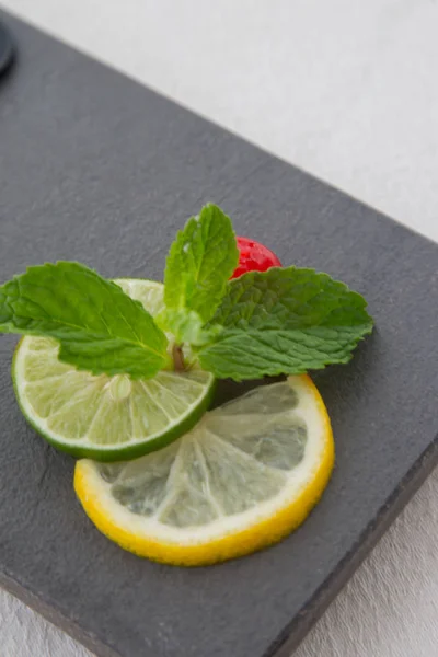 Mint and lemon slices garnish — Stock Photo, Image