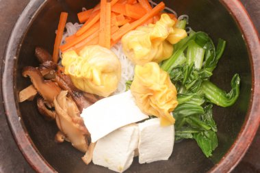 Öğle yemeği zamanı - sebze, soya peyniri, et ve köfte noodles