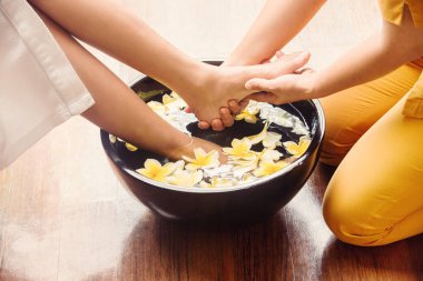 Kaplıca salonunda ayak masajı