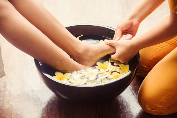 Kaplıca salonunda ayak masajı