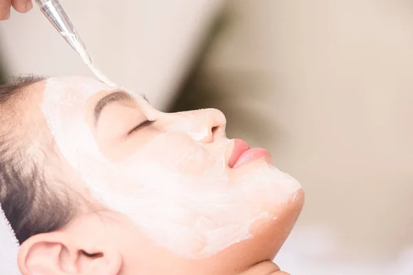 Jeune fille avec masque facial au salon de beauté — Photo