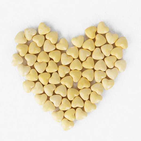 Pilules jaunes en forme de coeur — Photo
