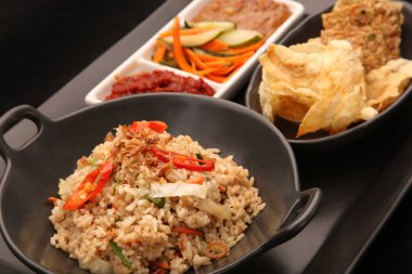 Öğle yemeği zamanı - kızarmış pilav