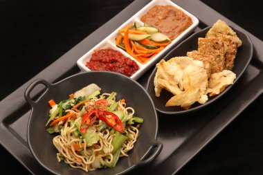 Öğle yemeği zamanı - kızarmış pilav